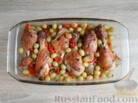 Фото приготовления рецепта: Курица, запечённая в духовке с овощами и виноградом - шаг №14