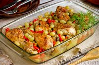 Фото приготовления рецепта: Курица, запечённая в духовке с овощами и виноградом - шаг №15