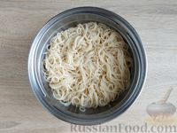 Фото приготовления рецепта: Спагетти с курицей и брокколи в сливочно-сырном соусе - шаг №15