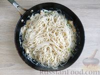 Фото приготовления рецепта: Спагетти с курицей и брокколи в сливочно-сырном соусе - шаг №16