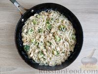 Фото приготовления рецепта: Спагетти с курицей и брокколи в сливочно-сырном соусе - шаг №17