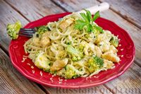 Фото приготовления рецепта: Спагетти с курицей и брокколи в сливочно-сырном соусе - шаг №18