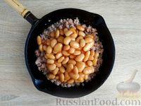 Фото приготовления рецепта: Фасоль в томатном соусе, тушенная с фаршем (на сковороде) - шаг №4