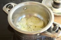 Фото приготовления рецепта: Томатный суп с квашеной капустой и копчёными колбасками - шаг №3