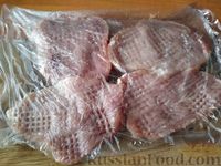 Фото приготовления рецепта: Мясо, запечённое с маринованными огурцами - шаг №3