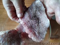 Фото приготовления рецепта: Мясо, запечённое с маринованными огурцами - шаг №4