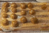 Фото приготовления рецепта: Конфеты из печенья со сливочным сыром, тыквенным пюре и орехами, в шоколаде - шаг №9