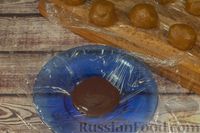 Фото приготовления рецепта: Конфеты из печенья со сливочным сыром, тыквенным пюре и орехами, в шоколаде - шаг №11