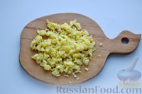 Фото приготовления рецепта: Закуска из запечённого картофеля с сельдью и зеленью - шаг №5