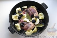 Фото приготовления рецепта: Утиные ножки, запечённые с черносливом и яблоками - шаг №6