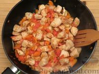 Фото приготовления рецепта: Овощное рагу с курицей и консервированной фасолью - шаг №9