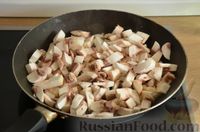 Фото приготовления рецепта: Картофельный салат с жареными шампиньонами, колбасой и яблоком - шаг №4