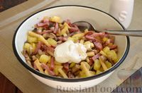 Фото приготовления рецепта: Картофельный салат с жареными шампиньонами, колбасой и яблоком - шаг №10