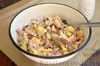 Фото приготовления рецепта: Картофельный салат с жареными шампиньонами, колбасой и яблоком - шаг №11