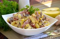 Фото приготовления рецепта: Картофельный салат с жареными шампиньонами, колбасой и яблоком - шаг №13