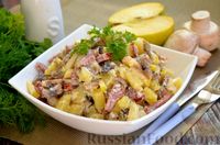 Фото к рецепту: Картофельный салат с жареными шампиньонами, колбасой и яблоком