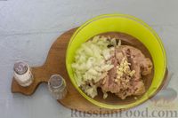 Фото приготовления рецепта: Ленивые пельмени на сковороде, в томатном соусе - шаг №5