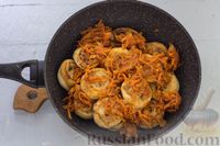 Фото приготовления рецепта: Ленивые пельмени на сковороде, в томатном соусе - шаг №18