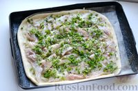 Фото приготовления рецепта: Дрожжевой пирог с рыбой, луком и зеленью - шаг №12