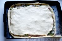 Фото приготовления рецепта: Дрожжевой пирог с рыбой, луком и зеленью - шаг №13