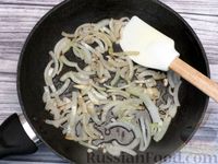 Фото приготовления рецепта: Запеканка из пшённой каши с куриным фаршем и грибами - шаг №10