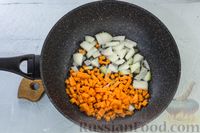 Фото приготовления рецепта: Перловая каша с грибами, беконом, сыром и вином (на сковороде) - шаг №3