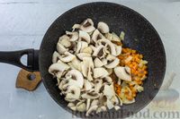 Фото приготовления рецепта: Перловая каша с грибами, беконом, сыром и вином (на сковороде) - шаг №4