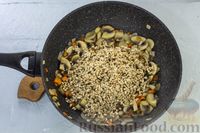 Фото приготовления рецепта: Перловая каша с грибами, беконом, сыром и вином (на сковороде) - шаг №5