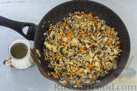 Фото приготовления рецепта: Перловая каша с грибами, беконом, сыром и вином (на сковороде) - шаг №6