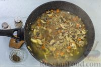 Фото приготовления рецепта: Перловая каша с грибами, беконом, сыром и вином (на сковороде) - шаг №7