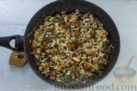 Фото приготовления рецепта: Перловая каша с грибами, беконом, сыром и вином (на сковороде) - шаг №11