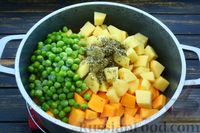 Фото приготовления рецепта: Тыква, тушенная с картофелем и зелёным горошком - шаг №7