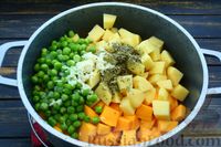 Фото приготовления рецепта: Тыква, тушенная с картофелем и зелёным горошком - шаг №8