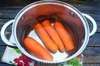 Фото приготовления рецепта: Салат с куриной печенью, солёными огурцами, морковью и яйцами - шаг №2