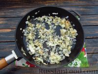 Фото приготовления рецепта: Салат с куриной печенью, солёными огурцами, морковью и яйцами - шаг №7