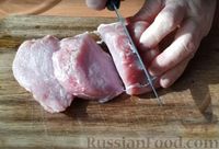Фото приготовления рецепта: Мясо, запечённое с маринованными огурцами - шаг №2
