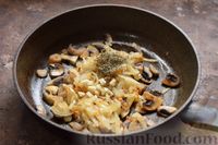 Фото приготовления рецепта: Перловка с фасолью, жареными шампиньонами и брынзой - шаг №8
