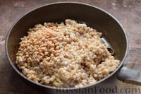 Фото приготовления рецепта: Перловка с фасолью, жареными шампиньонами и брынзой - шаг №9