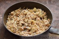 Фото приготовления рецепта: Перловка с фасолью, жареными шампиньонами и брынзой - шаг №10