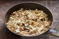 Фото приготовления рецепта: Перловка с фасолью, жареными шампиньонами и брынзой - шаг №11