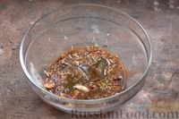 Фото приготовления рецепта: Утиные окорочка в соево-медовом маринаде, запечённые с картофелем и яблоками - шаг №3
