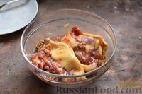 Фото приготовления рецепта: Утиные окорочка в соево-медовом маринаде, запечённые с картофелем и яблоками - шаг №4