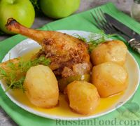 Фото приготовления рецепта: Утиные окорочка в соево-медовом маринаде, запечённые с картофелем и яблоками - шаг №15