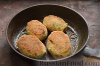 Фото приготовления рецепта: Картофельные зразы с рыбой и варёным яйцом - шаг №17