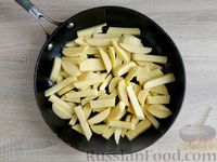 Фото приготовления рецепта: Жареная картошка с луком - шаг №4