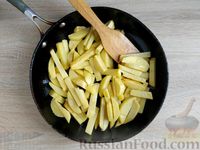 Фото приготовления рецепта: Жареная картошка с луком - шаг №5