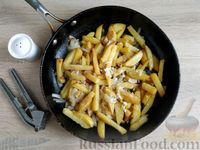 Фото приготовления рецепта: Жареная картошка с луком - шаг №10
