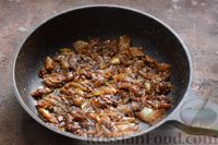 Фото приготовления рецепта: Перловая каша, запечённая с луком, фаршированным овощами, и беконом - шаг №3