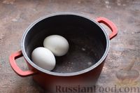 Фото приготовления рецепта: Канапе с селёдкой, свёклой и яйцом - шаг №3