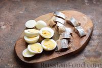 Фото приготовления рецепта: Канапе с селёдкой, свёклой и яйцом - шаг №8